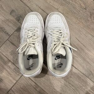 Slightly used size 7 women’s Nike Air Force 1 shoes